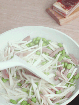 下茭白絲、青豆翻炒。
