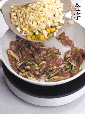 鍋里熱油，爆香蔥白，下香腸片炒至微微出油，加時蔬粒、香菇粒、春筍粒翻炒均勻。