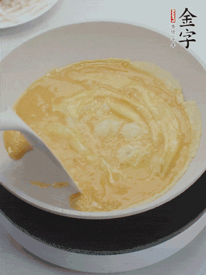 2個雞蛋炒散。