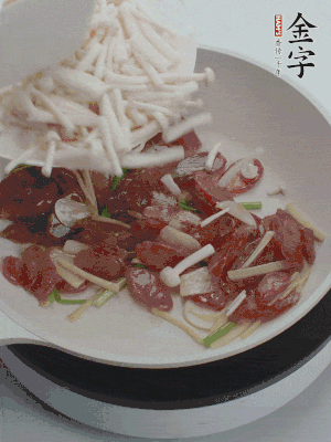 放白玉菇、青紅辣椒、雞蛋。