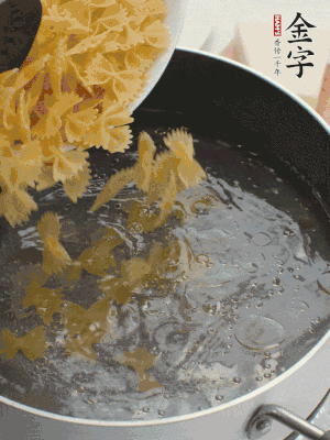 蝴蝶面加橄欖油煮熟；豌豆焯水30秒。