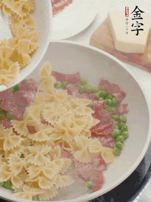 1小勺鹽調(diào)味，混合一起燉煮一下。