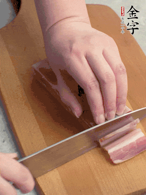 百合切去頭尾，分開洗凈;咸肉切薄片。