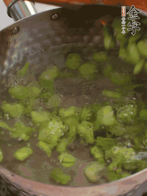 鍋中水沸，放一撮鹽，下蠶豆豆瓣焯3分鐘，下百合，3秒撈出，一起撈出瀝水。