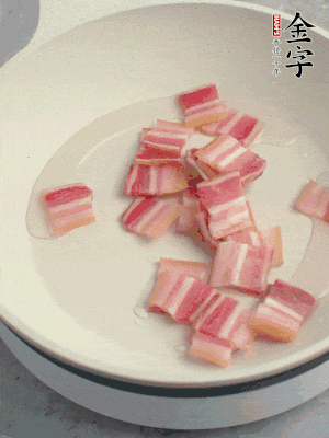 鍋中少許油，金字淡咸肉煸香。