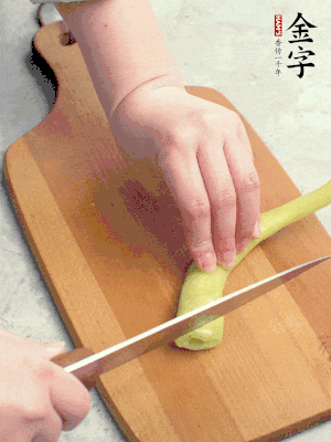 蔥切段，姜切絲，辣椒斜切成塊。