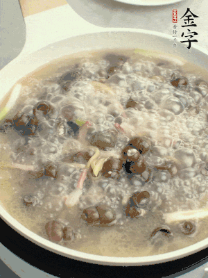 放辣椒，加一點(diǎn)鹽、糖，大火翻炒。