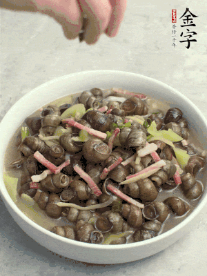 出鍋，撒點(diǎn)蔥花。