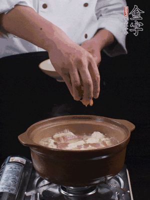 下蝦仁干，煮5分鐘。撒蒜葉，煮1分鐘。