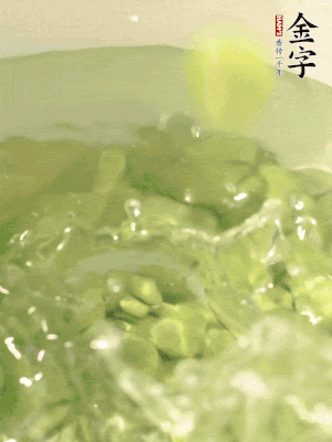 新鮮蠶豆熱水焯水30秒，然后浸入涼水。