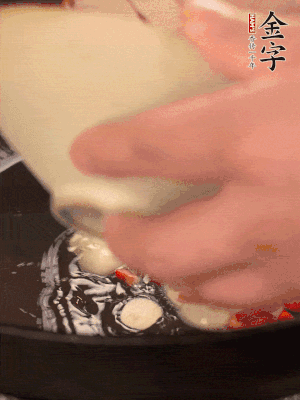 豬油潤(rùn)鍋，下辣椒、大蒜、火腿片煸香。