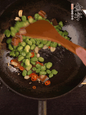 再下蠶豆煸炒，加1勺料酒調(diào)味。