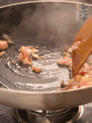 熱油爆香大蒜粒，煸香咸肉丁，淋一勺黃酒調(diào)味。