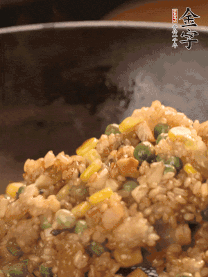 再下糯米，1勺蠔油、2勺生抽調(diào)味翻炒均勻。