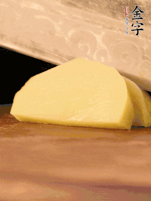 土豆去皮切丁。水開后，放入鍋中煮2-3分鐘，撈出瀝干水分。