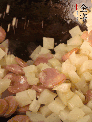 再放烤腸片煎熟。撒點鹽、孜然粉、辣椒面。