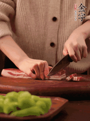 金字淡咸肉切片，冷水入鍋，加姜片、料酒略焯水。同步，五花肉切塊焯水。