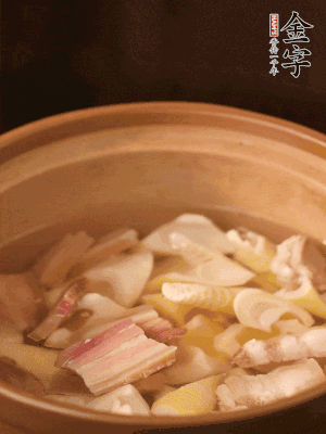 春筍、咸肉、咸肉一起入砂鍋，加姜片、料酒、清水大火煮沸到湯色變白。轉(zhuǎn)小火慢篤半小時。