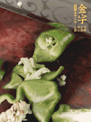 辣椒洗凈斜切成段，蒜切片。