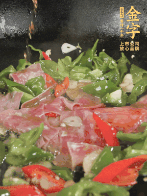 再下蒸炒火腿煸炒，加少許白糖提鮮。