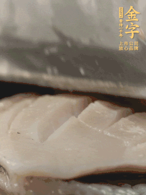 鮑魚(yú)用勺子撬出來(lái)，去掉內(nèi)臟和牙齒，加面粉、白醋、鹽、啤酒抓一下，清水洗凈，切花刀。