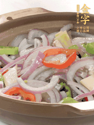 砂鍋底鋪上香菜，放上料頭，再放上焯過(guò)水的鮑魚(yú)殼。