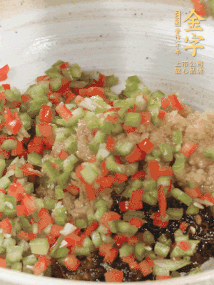 XO醬、蒜蓉醬、青紅椒粒攪拌成醬料。