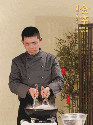 整只土雞冷水下鍋，加蔥姜、料酒焯水，撈出后用溫水清洗干凈。