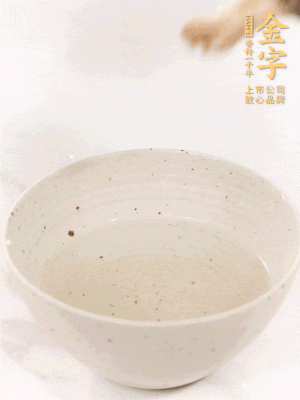 羊肚菌流水洗凈2遍后，溫水泡發(fā)15-20分鐘。