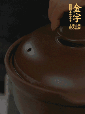 雞、火腿、姜片一起放入砂鍋中，大火轉(zhuǎn)小火燉2小時。