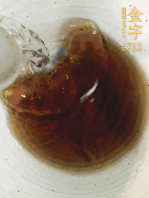 黃酒中加清水、蒸魚豉油、白砂糖混合均勻。
