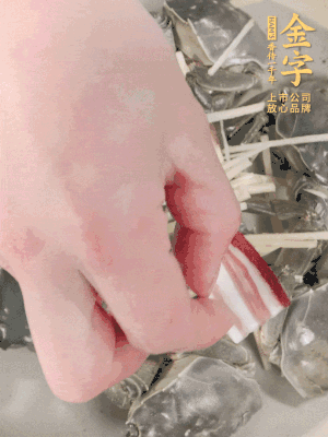 姜、大閘蟹、咸肉依次鋪上，倒淺淺一個(gè)底的花雕酒。