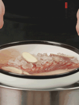 置于盤中，加冰糖100g、黃酒100g、水200g，上鍋蒸20分鐘。