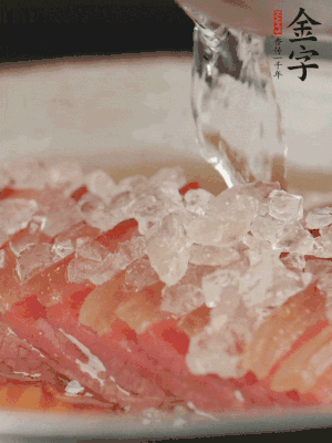 依舊放上冰糖100g、黃酒100g、水200g，鍋中再蒸15分鐘。