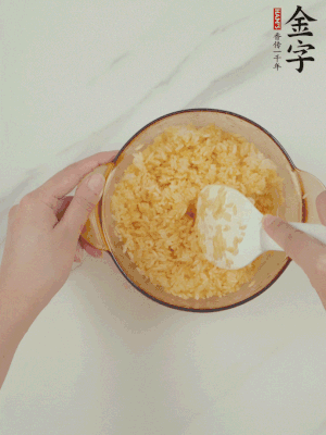 隔夜剩米飯加蛋黃攪拌均勻。
