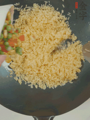下豌豆粒、胡蘿卜粒、玉米粒。（買(mǎi)現(xiàn)成冷凍的雜菜即可，非常方便）