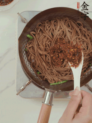 下蕎麥面，淋上少許醬油，加2勺金字火腿大師醬略翻炒即可。