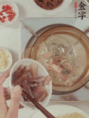 魷魚(yú)熱水下鍋，焯水備用。