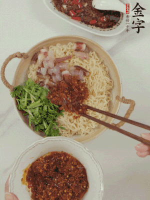 在面上鋪魷魚(yú)、香菜、金字火腿大師醬。