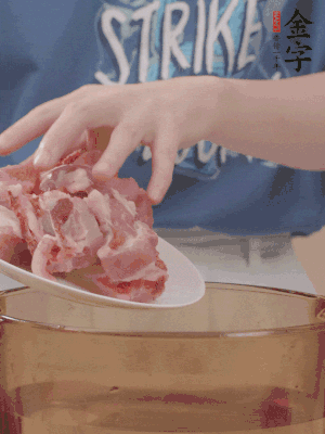 排骨剁小塊，加姜片、料酒沸水下鍋焯水。