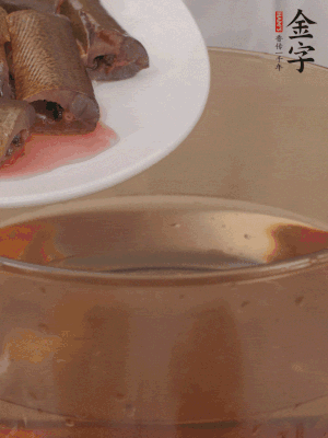 處理干凈的黃鱔段，加姜片、料酒沸水下鍋焯水。撈出用涼水沖洗干凈。