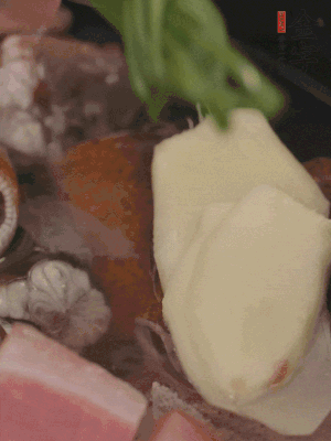 加姜片、蔥結(jié)、料酒。