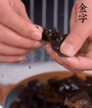木耳冷水泡發(fā)，處理成小塊。（如果是小木耳就不用切了）