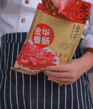 香腸切成斜片，小米辣切成斜片。