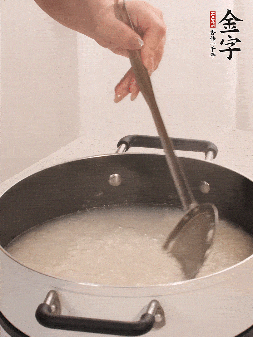 香菇、土豆、胡蘿卜、金字土香腸切小塊。