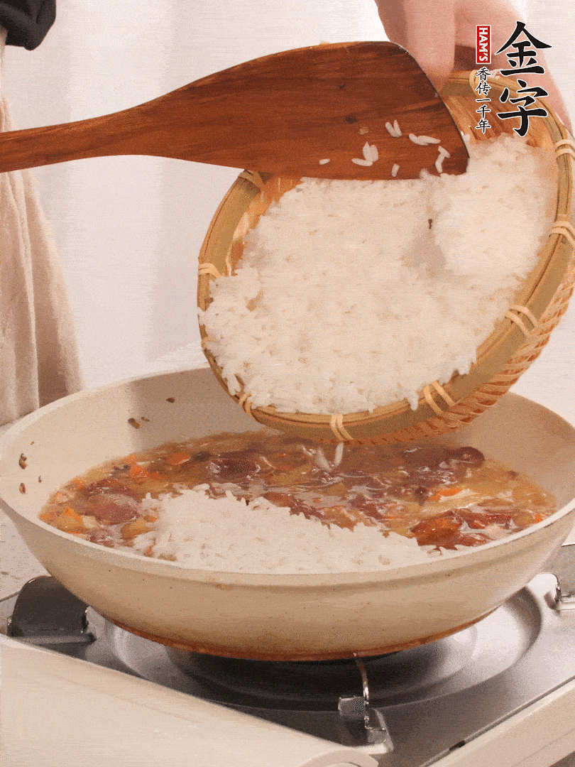 熱鍋燒油，香腸煸出油，加姜片去腥，加土豆、胡蘿卜、香菇翻炒到半熟，隨后加豆角、2小勺鹽、1大勺生抽，煸炒均勻。