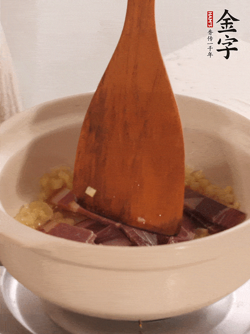 加熱水，加入白菜蓋上蓋子煨煮3分鐘。