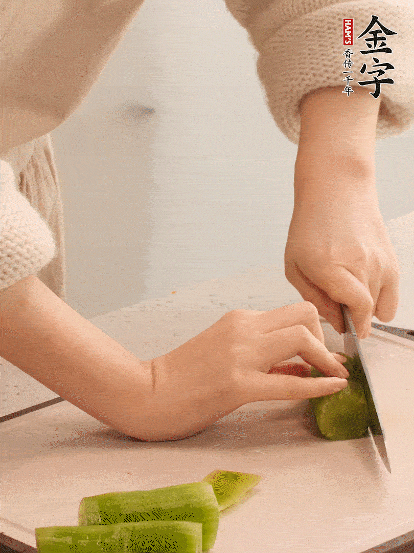 萵筍和白蘿卜用擦絲器擦成細(xì)絲。