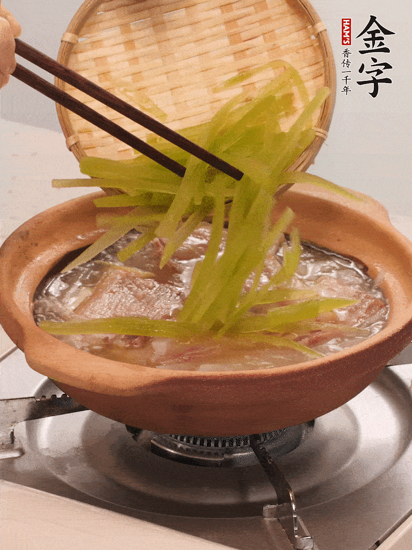 倒入熱水煮開后，轉(zhuǎn)小火燉煮10分鐘，呈奶白色湯底。