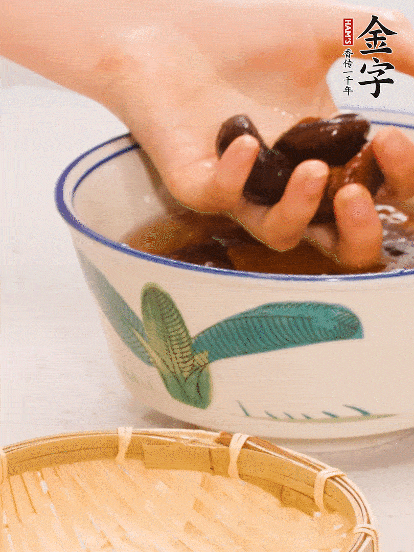 干香菇提前泡發(fā)切片，泡香菇水留著備用。